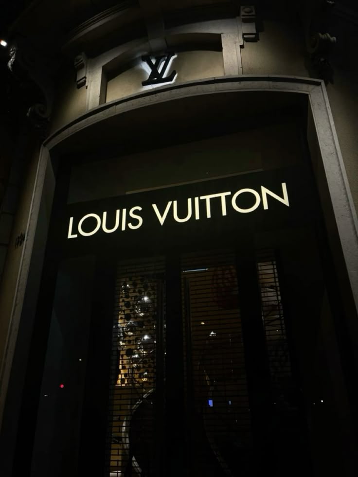 LOUIS VUITTON (Lv)