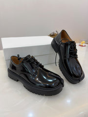 Glossy black split-toe derby shoes
