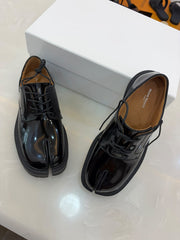 Glossy black split-toe derby shoes