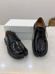 Glossy black split-toe derby shoes